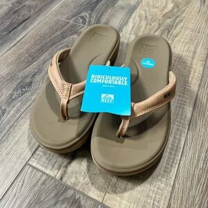 NWT Reef Cushion Cloud Sandals Sz 7
